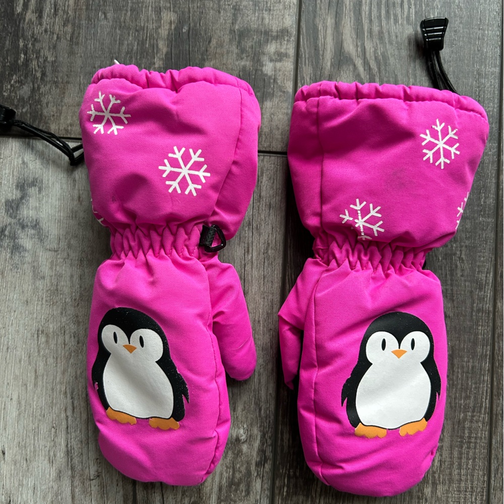 Girls size S fuschia colored with penguin Andorra waterproof mittens